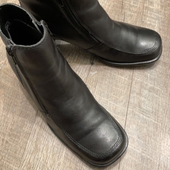 Covington Farrah Black leather ankle boots with block heel size 6 - Picture 7 of 12
